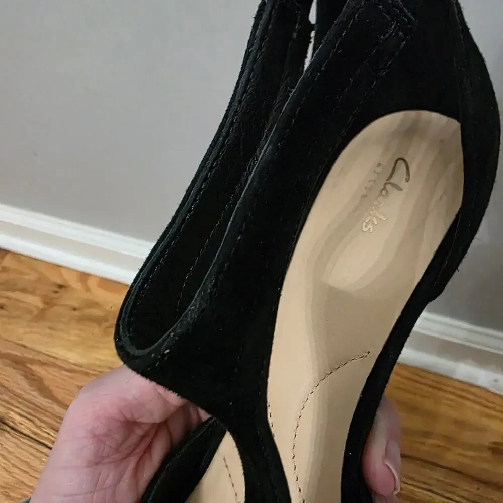 ​Clarks Artisan Black Suede T-Strap Pointed Toe Pumps Back Zip Heels Size 7.5